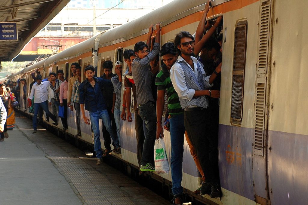 gente viajando en tren